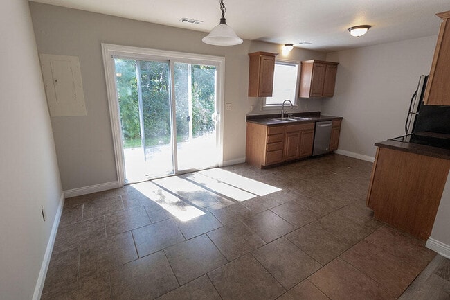 Building Photo - 4700 Dehaven Dr