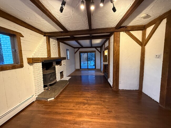 Building Photo - 75 Pine St