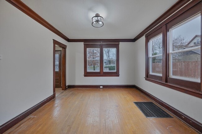 Building Photo - West Price Hill - Charming 3 bedroom 1 bath