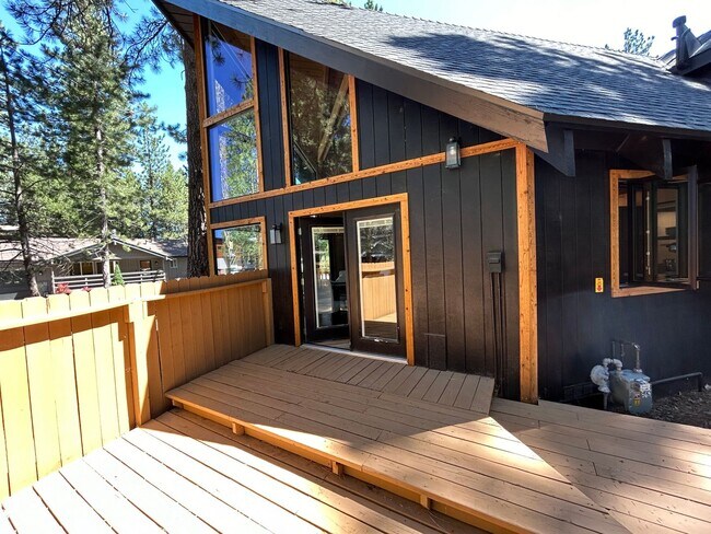 Building Photo - Fully Furnished, Beautifully Remodeled Cha...
