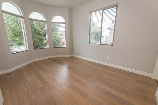 Building Photo - Gorgeous 4 Bedroom 2 Bathroom Home! Centra...