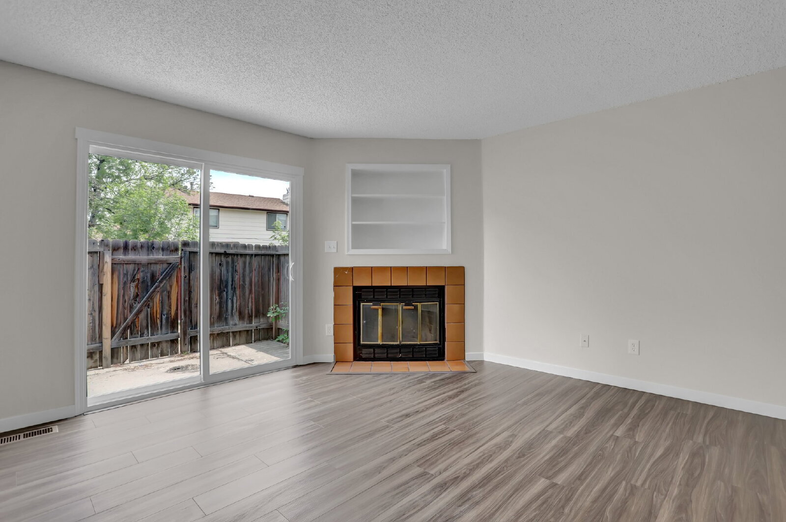 Building Photo - Fully Remodeled End-Unit Townhome Near Pet...