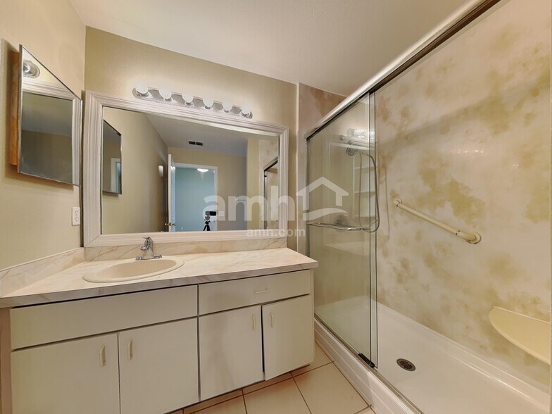 Building Photo - 5611 Brookdale Way