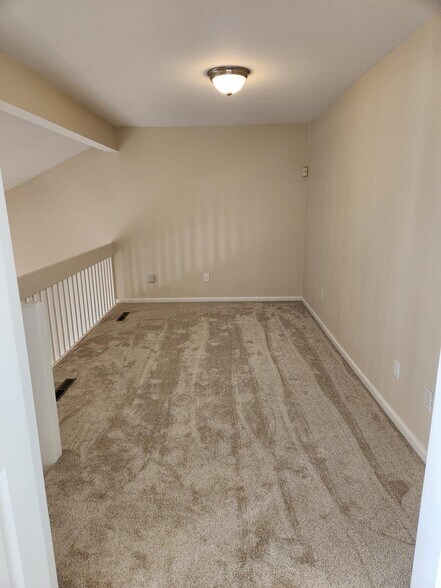 Building Photo - 1002 Primrose Ln