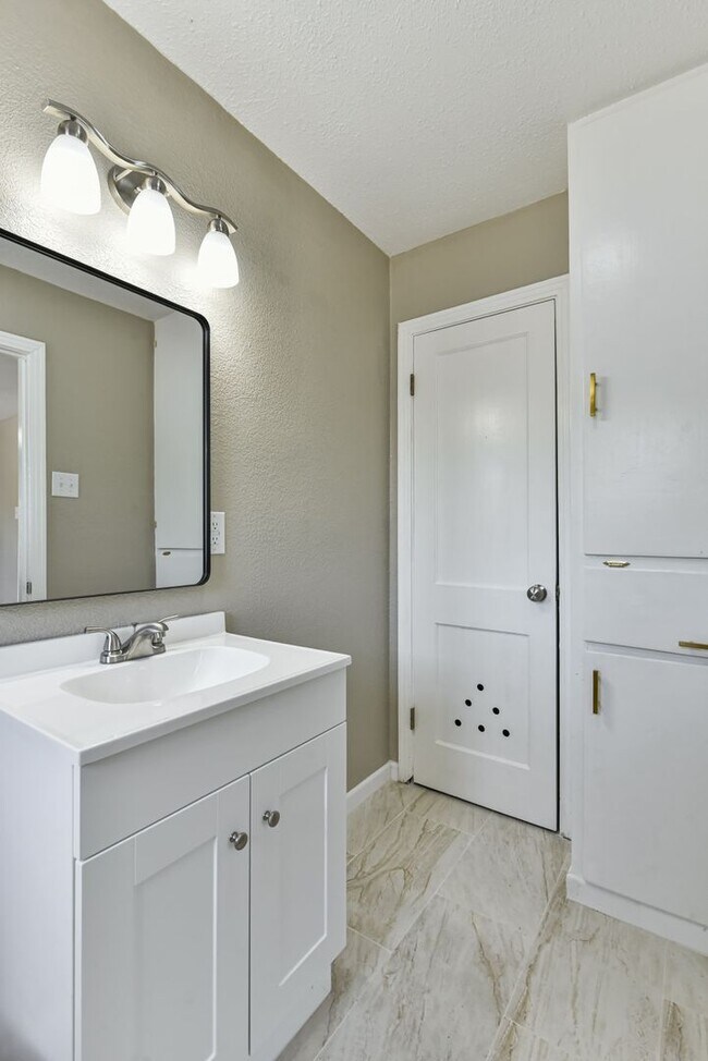 Building Photo - Affordable & Updated 1BR Home – Vacant Move-In Ready!