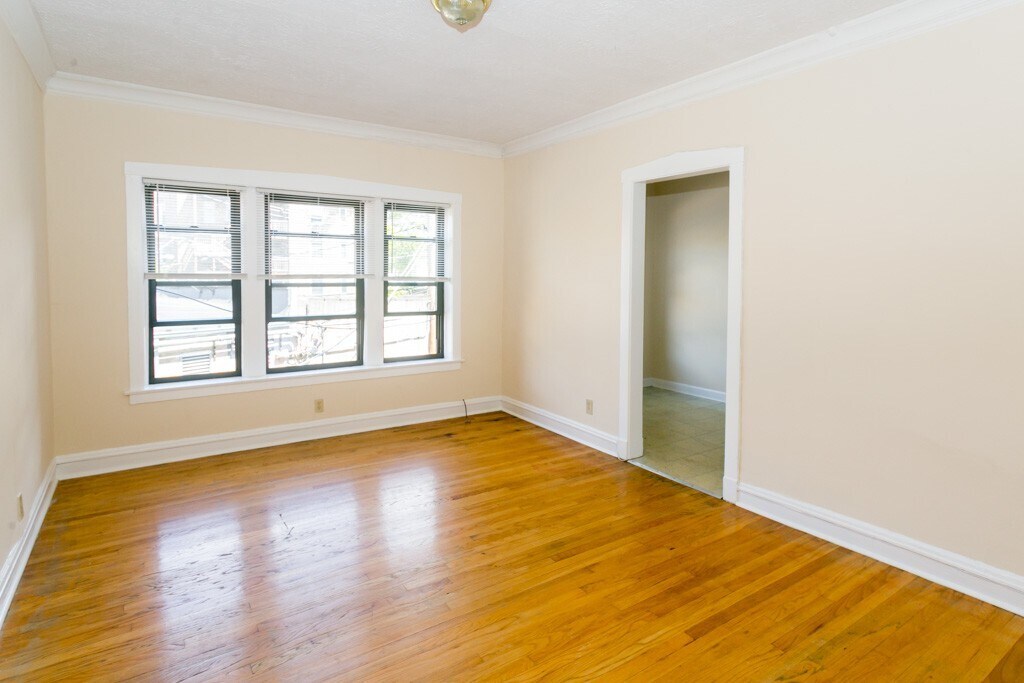 Building Photo - 2249 W Wilson Ave