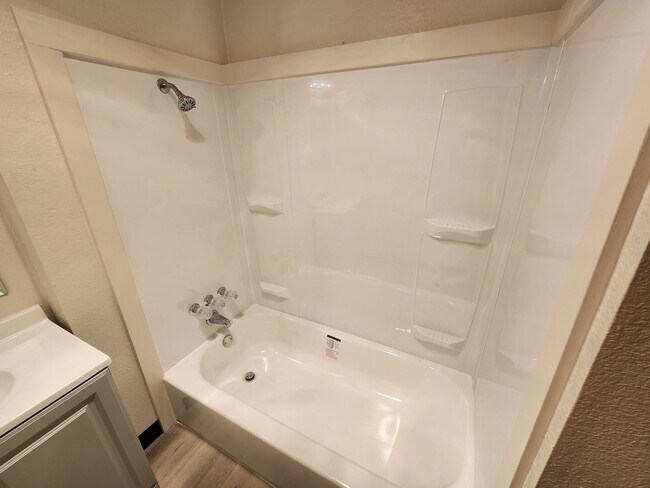 Building Photo - Remodeled 2 Bedroom Apartment
