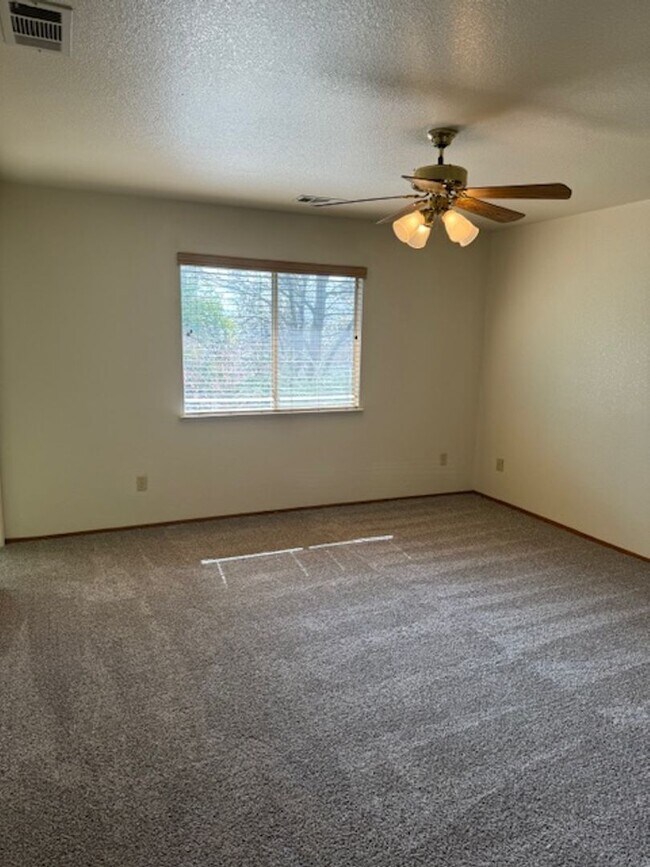 Building Photo - 3 Bedroom In Shasta View Neighborhood with Bonus room, sun room, gazebo and putting green!