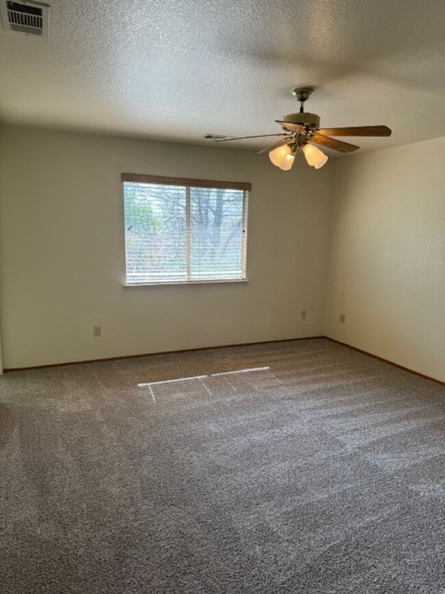 Building Photo - 3 Bedroom In Shasta View Neighborhood with...