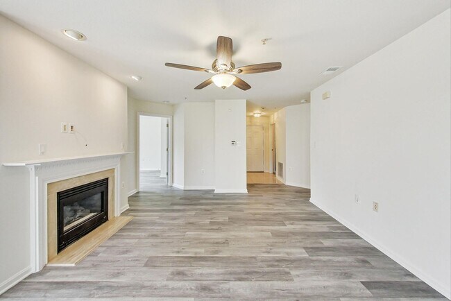Building Photo - Renovated 2BD/2BA with 1 Reserved Parking ...