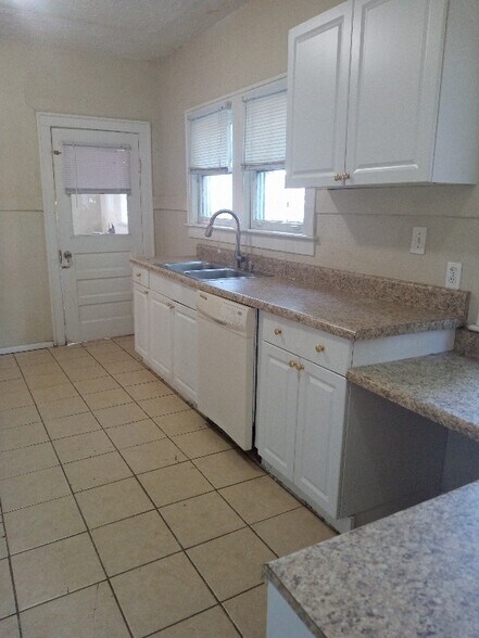 Building Photo - 801 E Frierson Ave