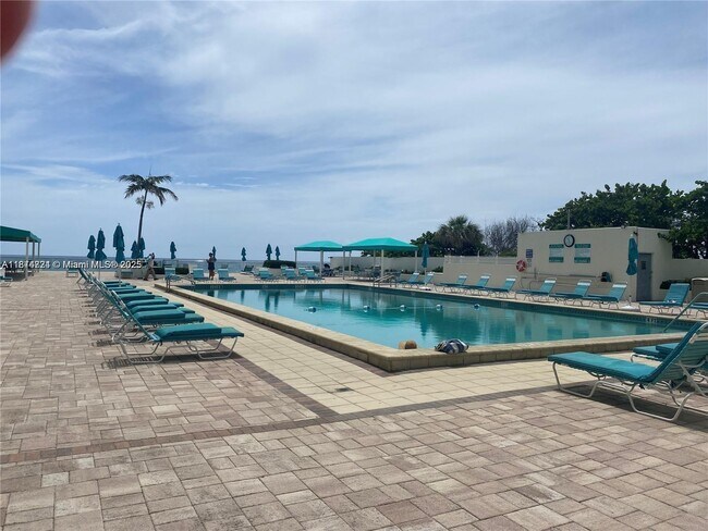 Building Photo - 3725 S Ocean Dr