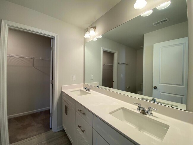 Building Photo - 702 Gimari Dr