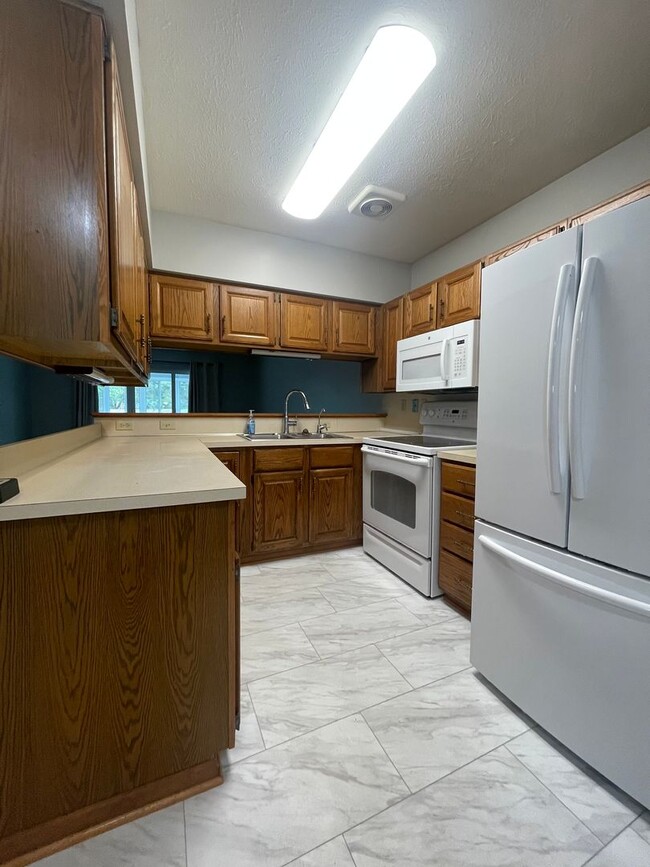 Building Photo - Two Bedroom 55+ Condo in Kalamazoo