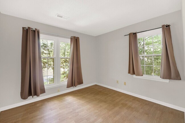 Building Photo - Lovely 3 bedroom, 1 1/2 bathroom home in G...