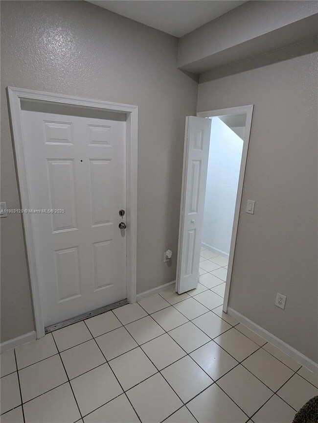 Building Photo - 1413 SE 24th Ct