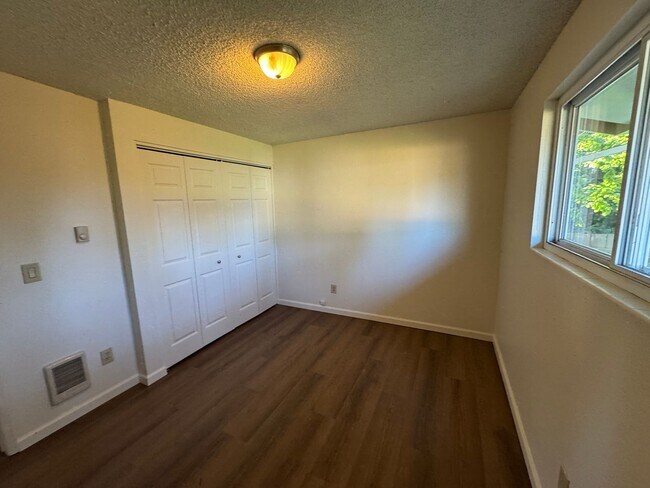 Building Photo - 3 Bedroom House in Waldport!
