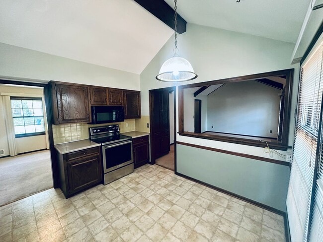 Building Photo - {12119} Spacious Home in Fantastic Locatio...