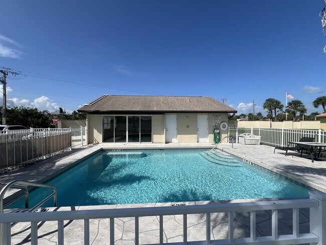Building Photo - $2,350 ** AVAIL 7/15/25 ** LAKE SUZY ** 3 ...