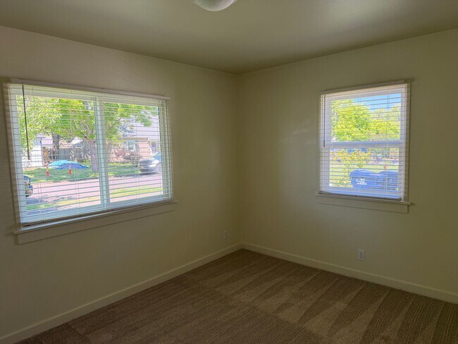 Building Photo - Updated 2 bedroom 1 bathroom house in Eugene!