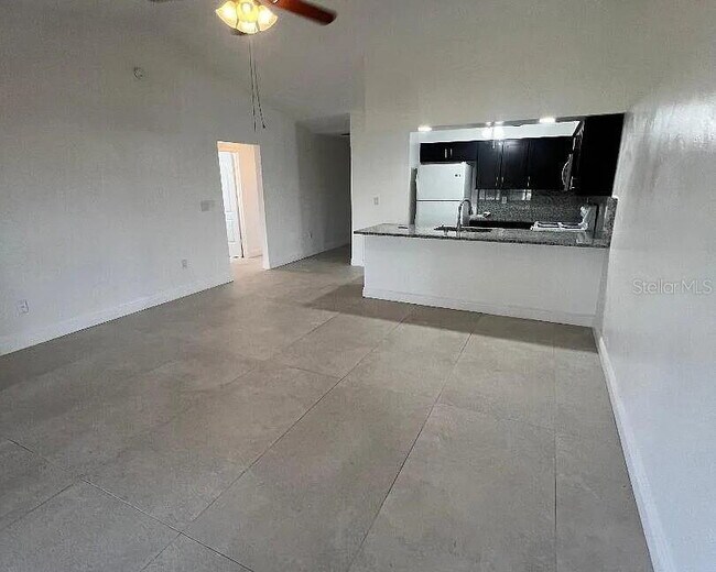 Building Photo - 686 Royalty Ct