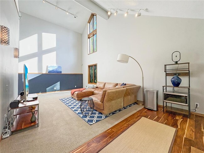 Building Photo - 13900 Hill Ridge Dr