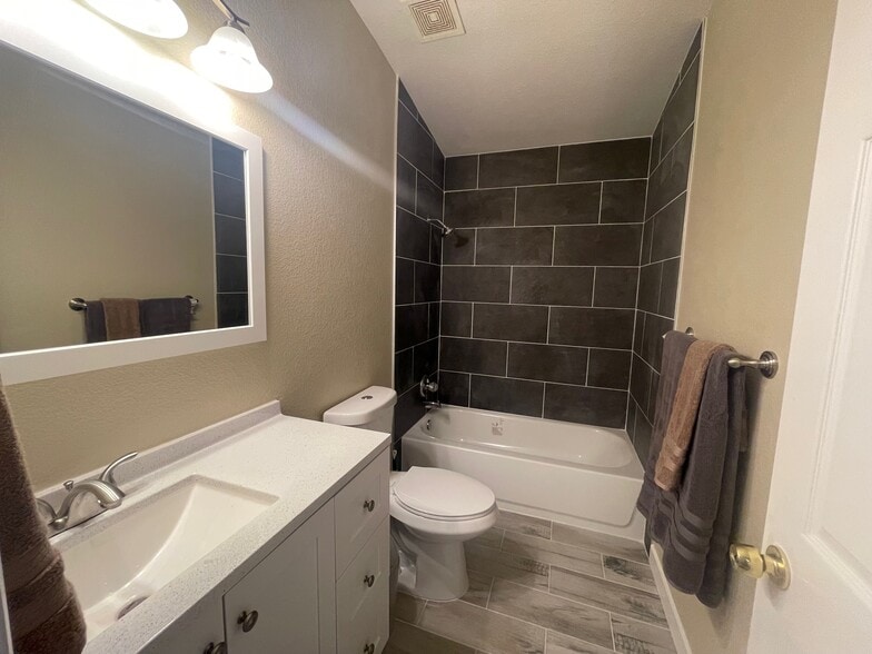 Building Photo - 1510 W Maple Ave