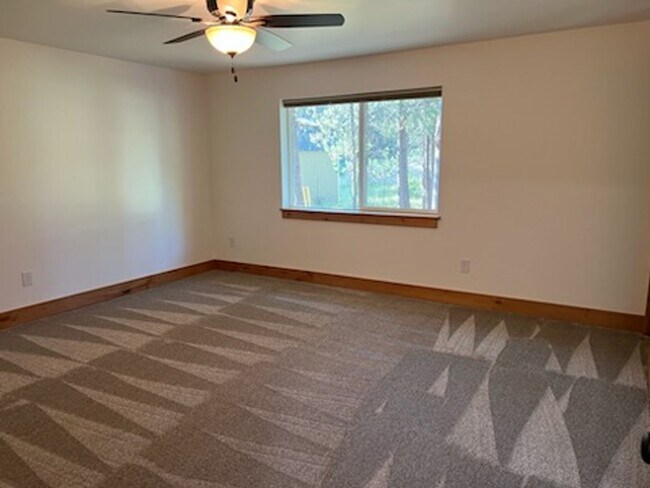Building Photo - 17447 Auklet Dr