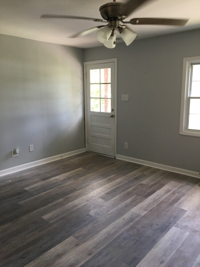 Building Photo - 403 E Maple St