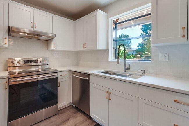Building Photo - Gorgeous Upper Unit Condo in Fairway Knoll...