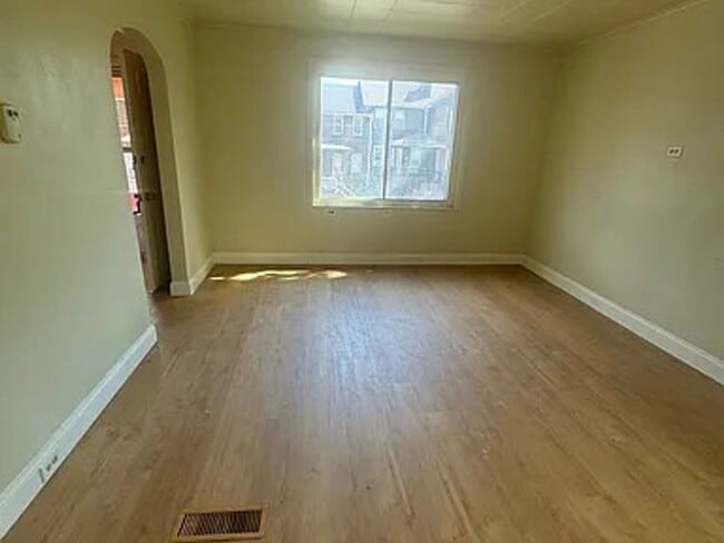 Building Photo - Freshly Painted 3BR 1BA home in East Pittsburgh