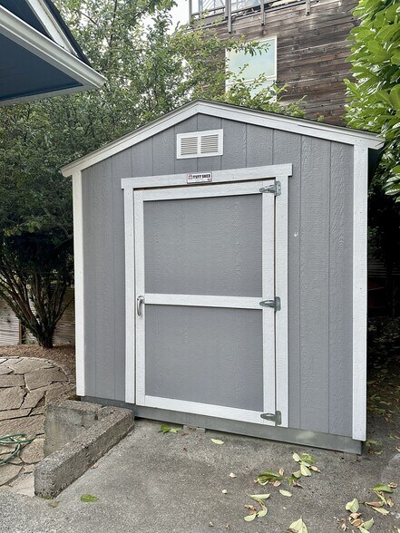 Outdoor Storage - 906 W Howe St