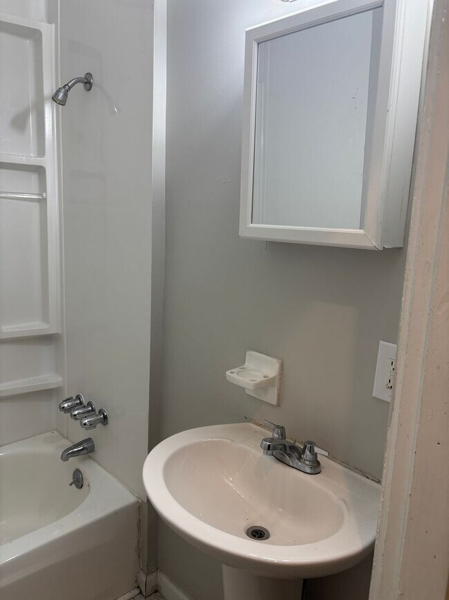 Building Photo - Charming 3BR/1BA Home with Modern Updates ...
