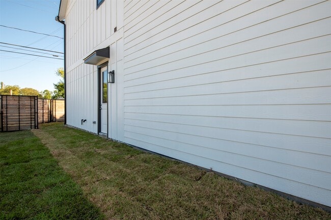 Building Photo - 5138 Rosslyn Rd