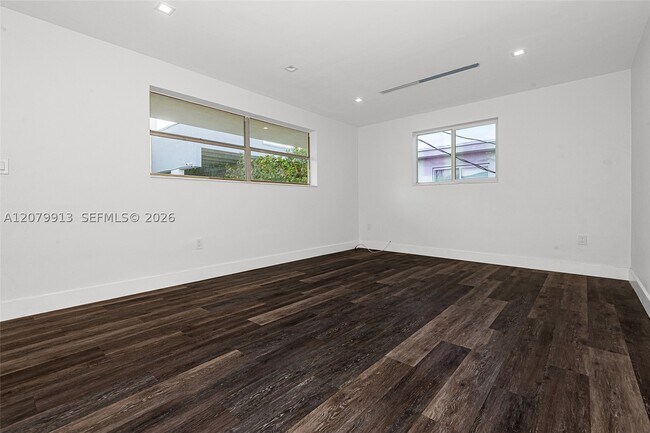 Building Photo - 6910 Bay Dr E