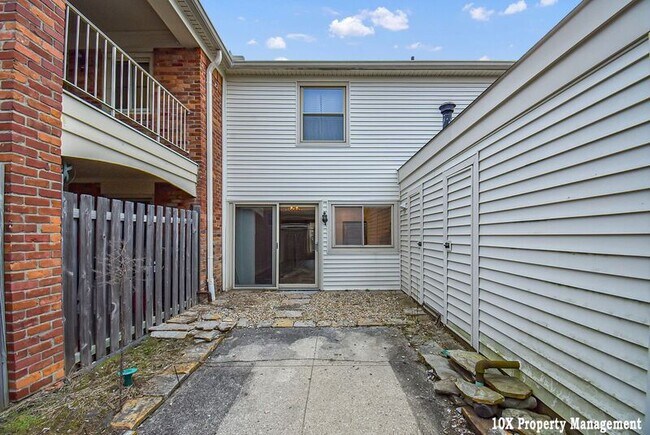 Building Photo - 911 Manor Ln