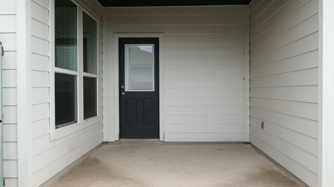 Building Photo - Stunning 3x2 Luxury Duplex in Buda, TX!