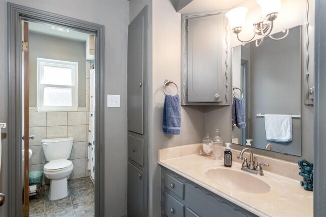 Building Photo - 9127 Highcrest Dr