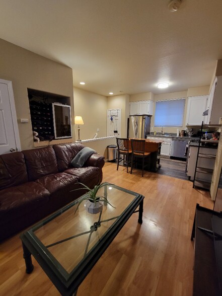 Primary Photo - 3933 Match Point Ave