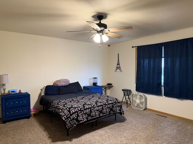 Building Photo - 4 Bedroom Duplex for Rent