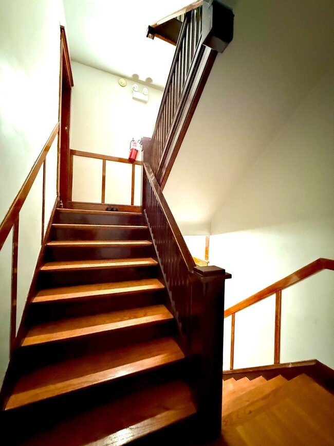 Building Photo - 1343 W Rosedale Ave