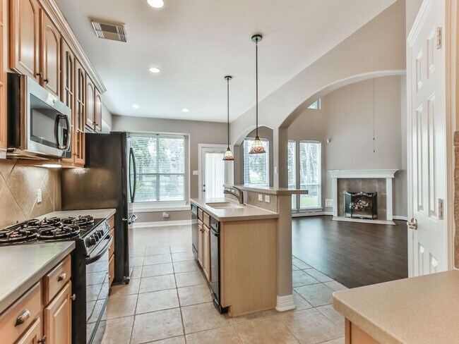 Building Photo - FORE Bedrooms in Del Lago!