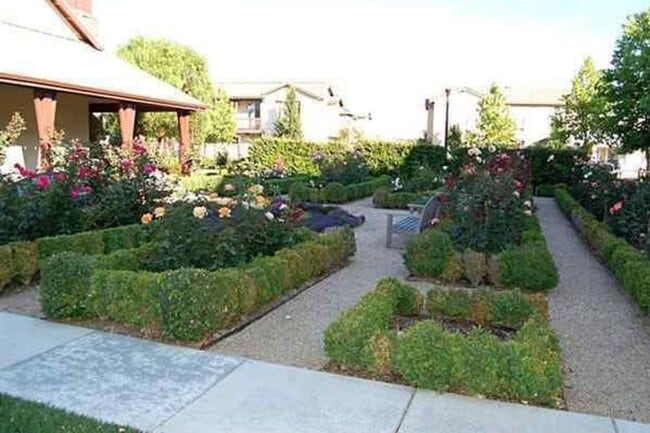 Building Photo - Stunning 3 Bedroom 2.5 Bath Town Home in p...