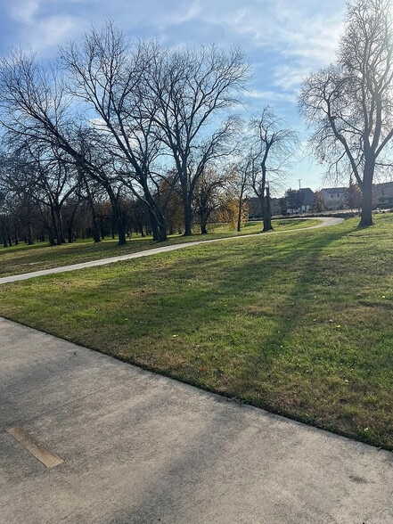 Building Photo - Room in House on Jones Dr