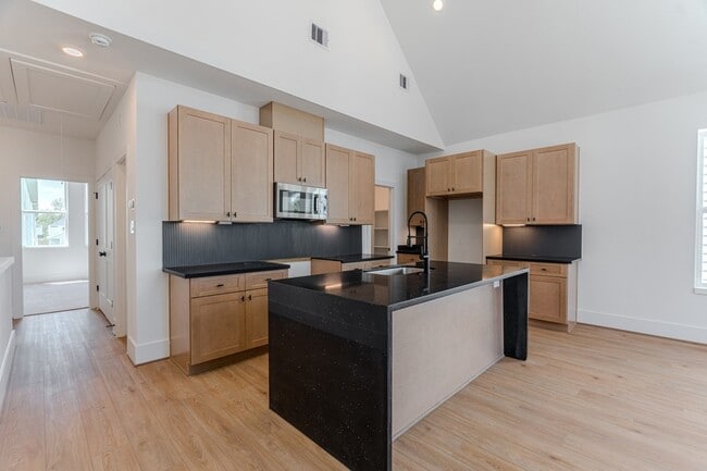 Building Photo - 7605 Victory Dr
