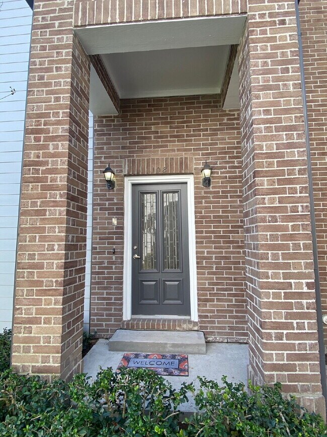 Building Photo - Beautifully maintained 3-bedroom, 3.5-bath townhome