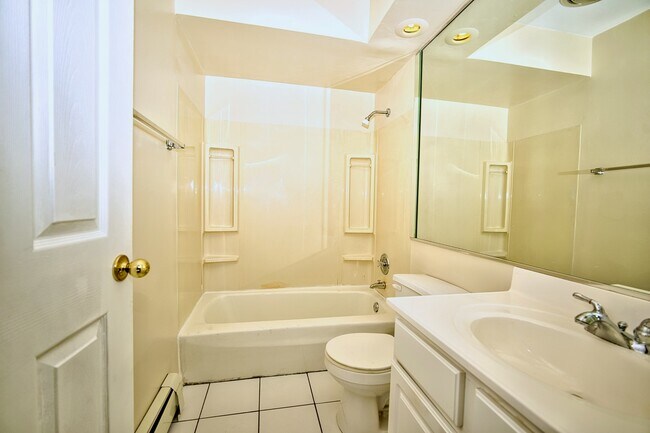 Building Photo - 1930 W Estes Ave