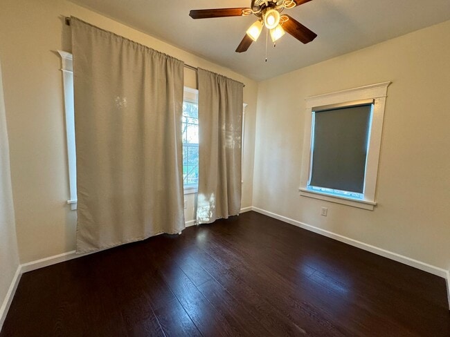 Building Photo - Centrally Located Minutes away from Downtown, Silver Lake, and Eagle Rock
