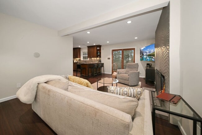Building Photo - ABSOLUTELY GEORGEOUS 5BD/3.5BA Fully-Renov...