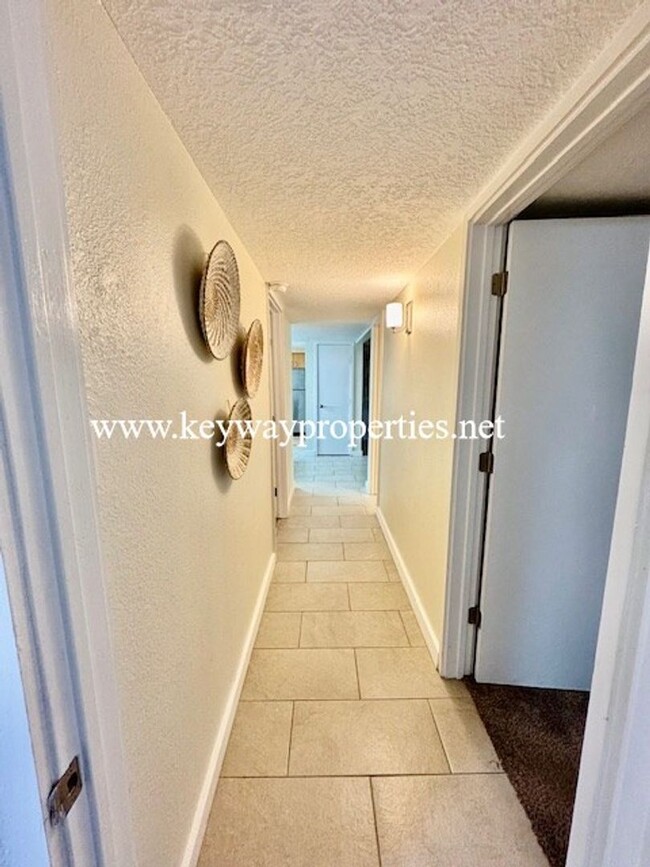 Building Photo - FootHills 3bed 2 bath Condo for rent **MOV...